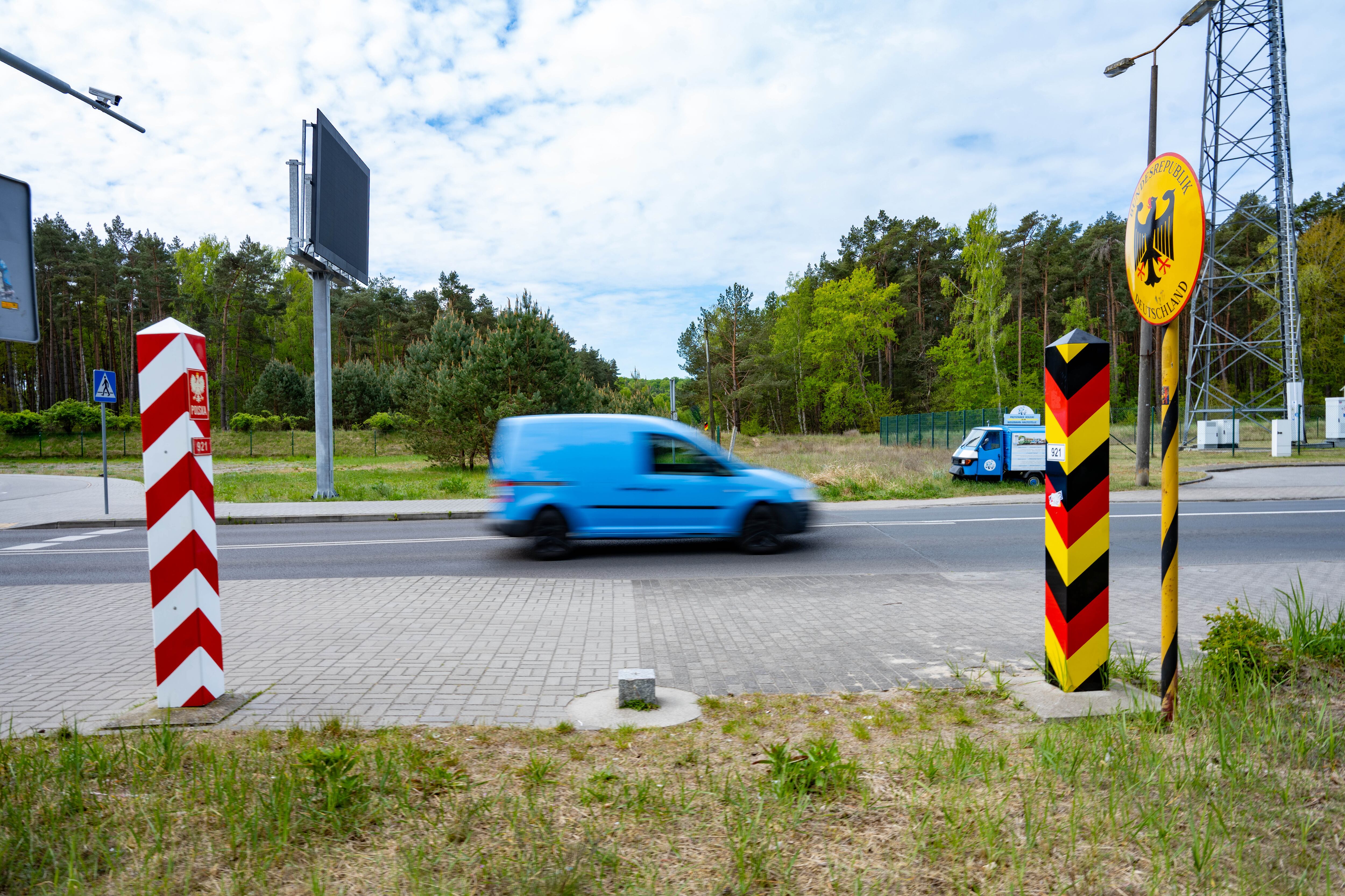 Un coche cruza la frontera desde el municipio polaco de Świnoujscie en dirección a la localidad alemana de Ahlbeck