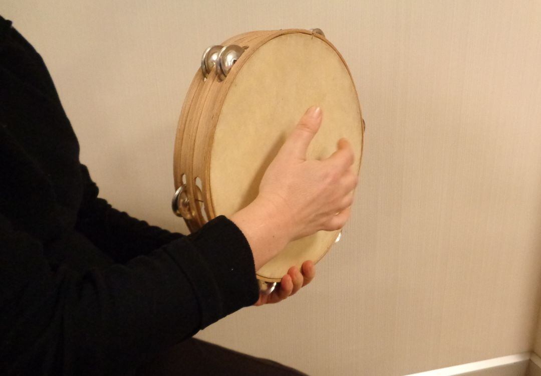 José Manuel Salvado es el dueño del taller con la mayor producción de panderetas de Galicia