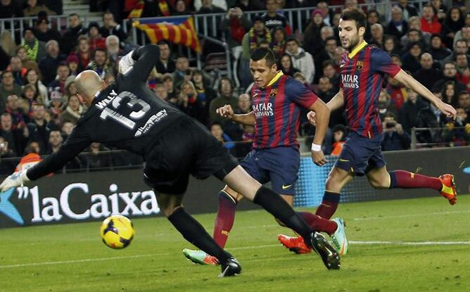 El chileno golpea la pelota para hacer el tercer gol del Barcelona ante el Málaga en el encuentro de Liga disputado en el Camp Nou.