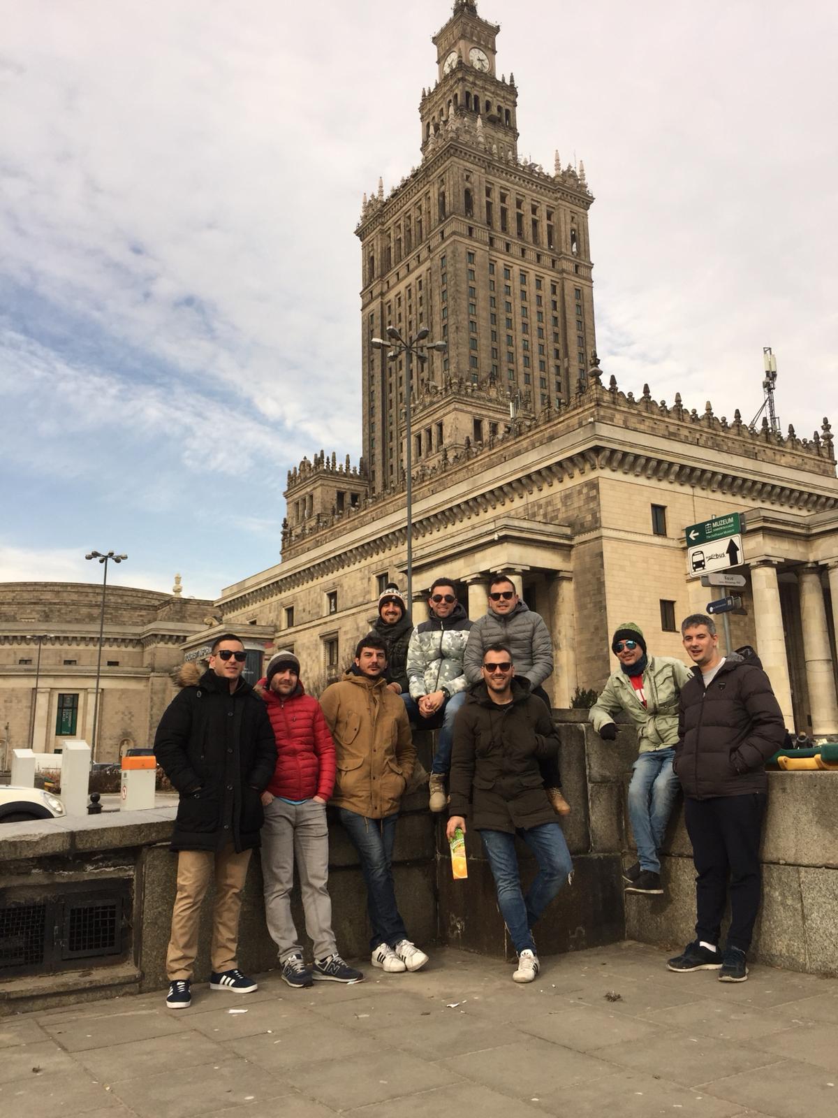 Ángel con un grupo de amigos abulenses en el Pałac Kultury i Nauki de Varsovia