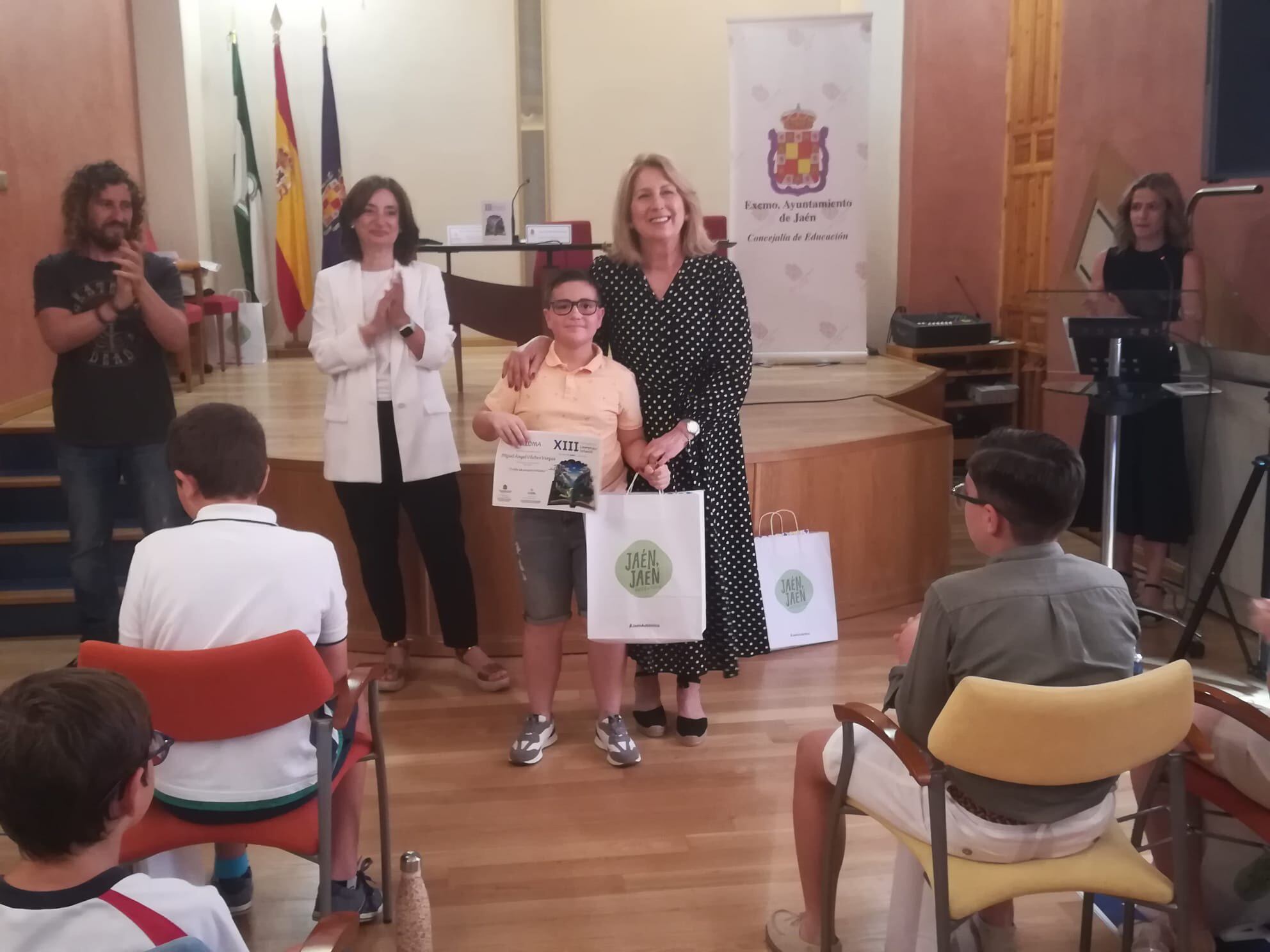 Miguel Ángel Vílchez recoge el premio de manos de una de las representantes de Caja Rural
