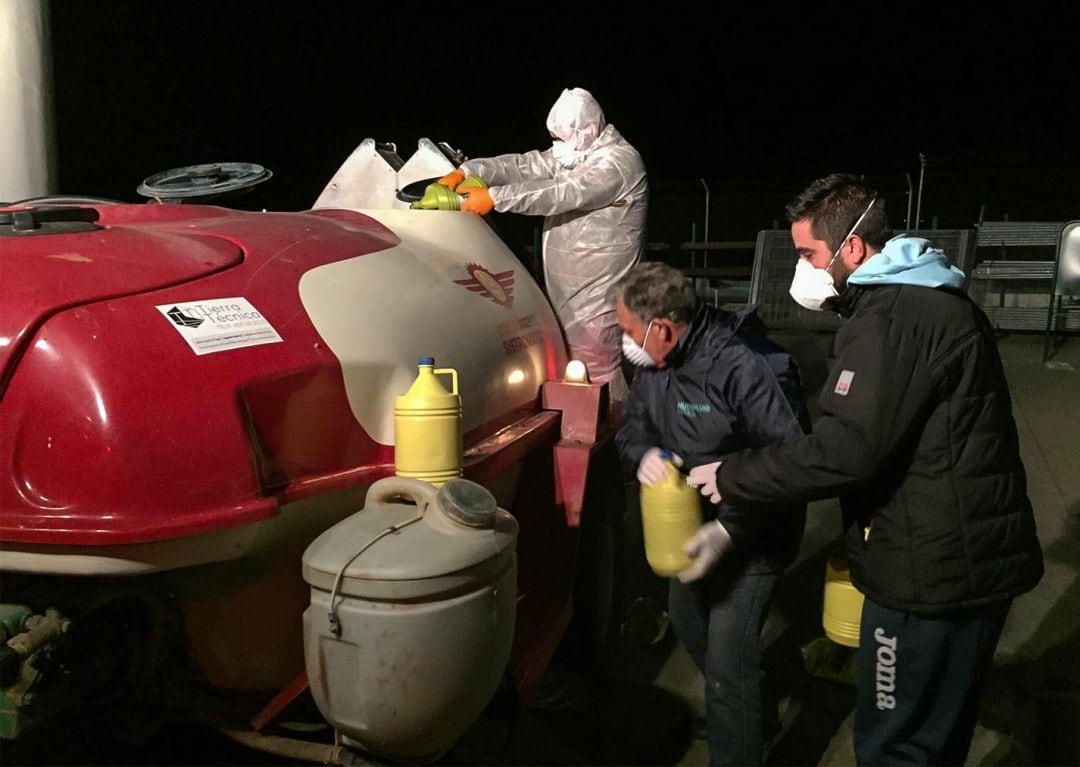 Agricultores cargan los depósitos para fumigar en Almodóvar del Campo