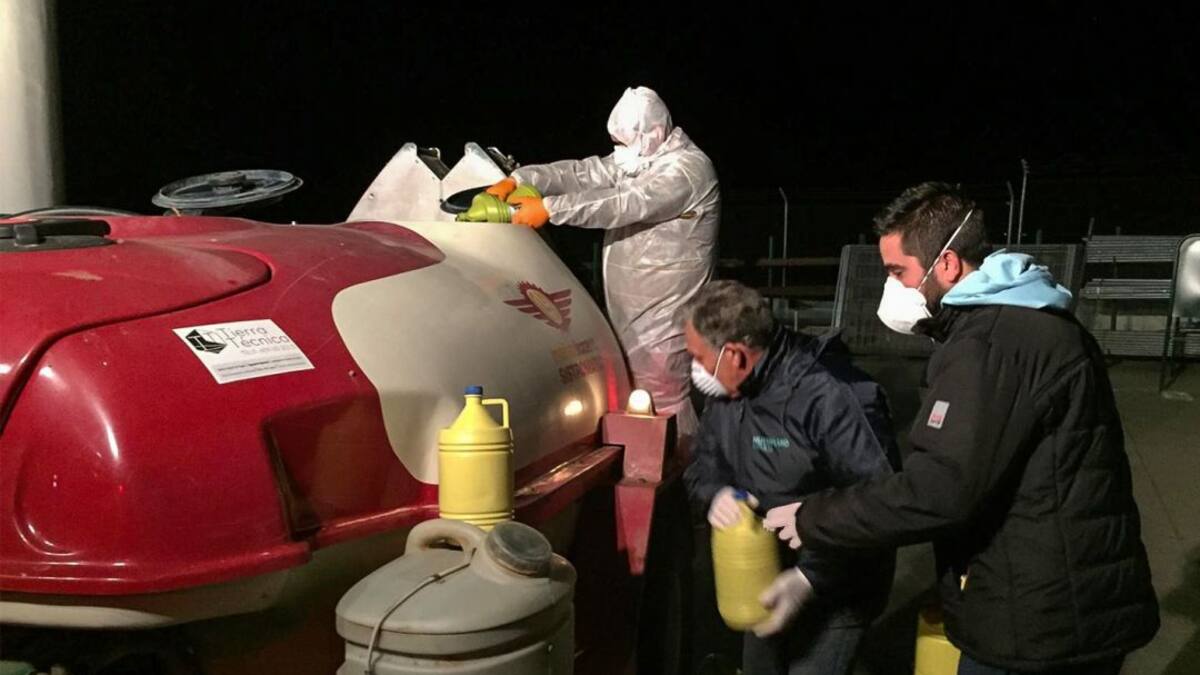 Los agricultores ayudan a fumigar el pueblo más grande de toda la región