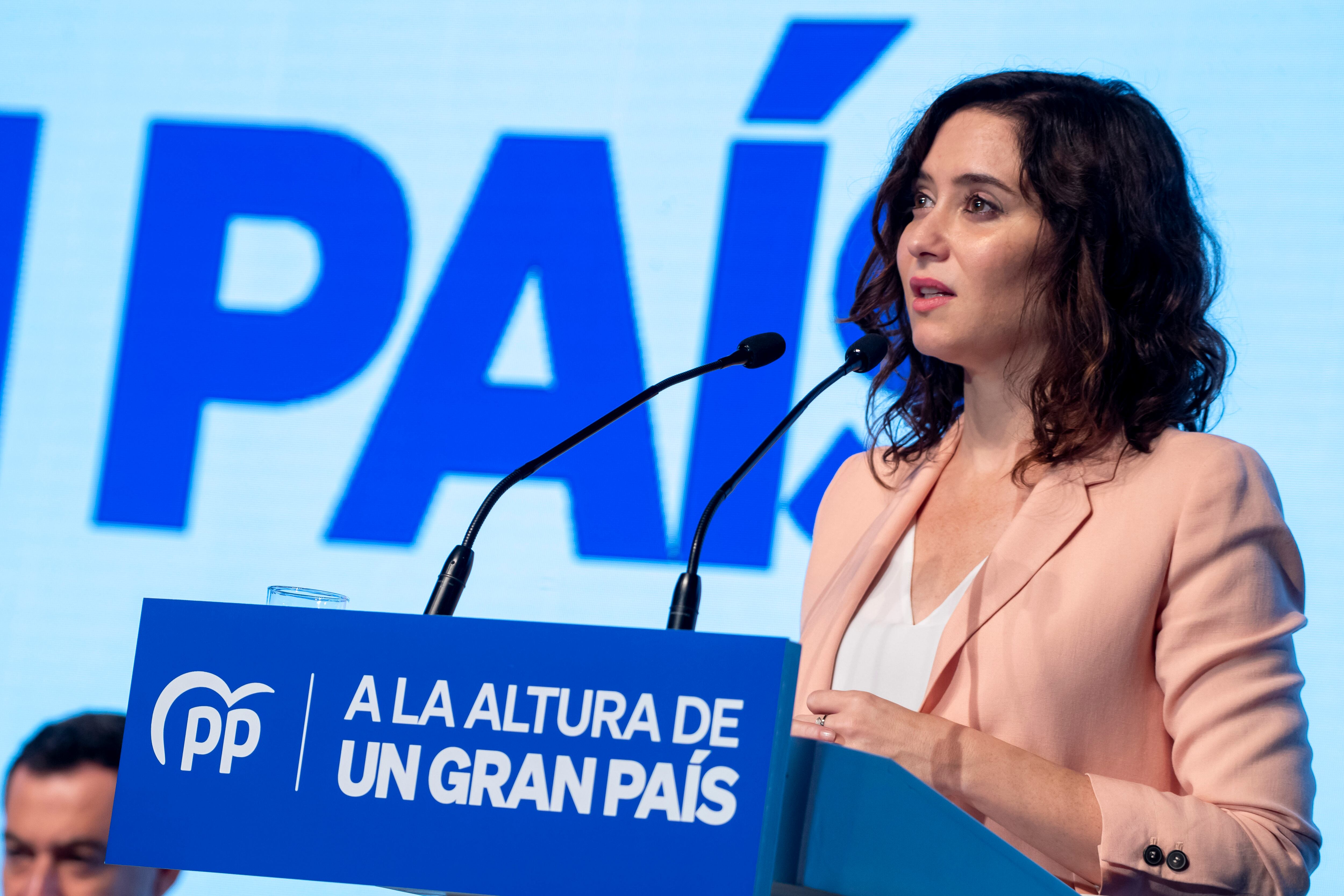 TOLEDO, 17/09/2022.- La presidenta de la Comunidad de Madrid, Isabel Díaz Ayuso, interviene en la primera jornada de la 25 reunión Interparlamentaria del PP que pretende sentar las bases del programa del partido, este sábado en Toledo. EFE/Ismael Herrero

