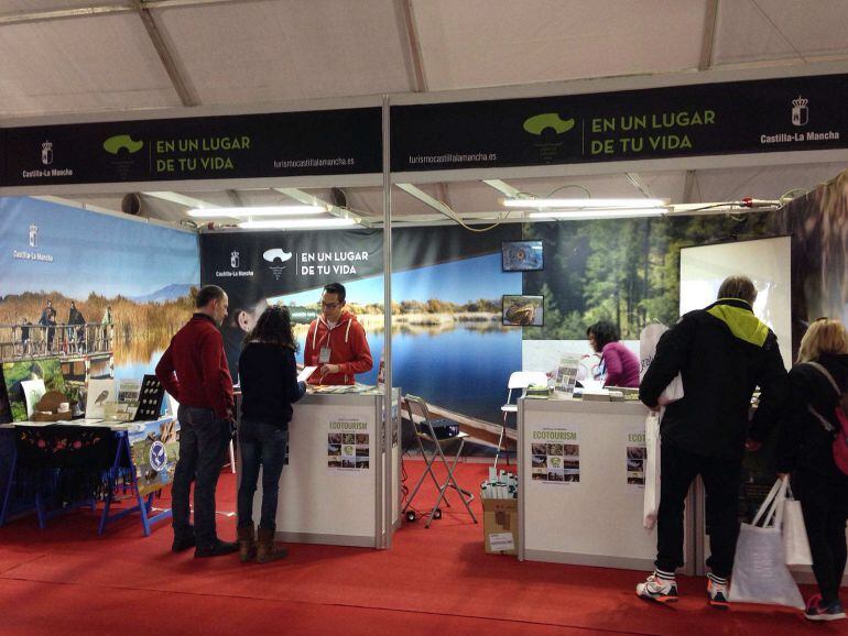 Stand de Castilla-La Mancha en la Feria Internacional de Turismo Ornitológico.