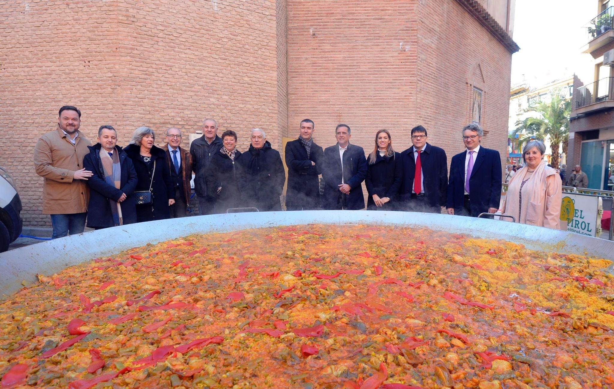 Los vecinos del barrio de Santa Eulalia pudieron degustar este domingo una paella popular como parte del programa de actos. @juntacentroEste