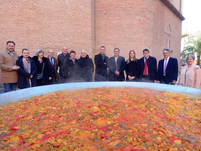 Los vecinos del barrio de Santa Eulalia pudieron degustar este domingo una paella popular como parte del programa de actos. @juntacentroEste