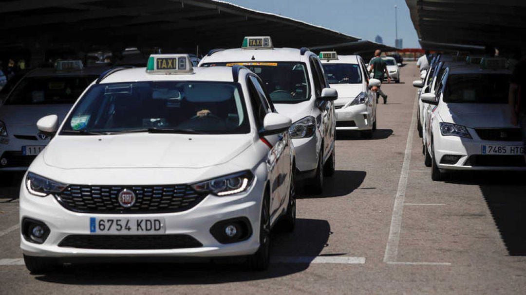 Varios taxis en una estación