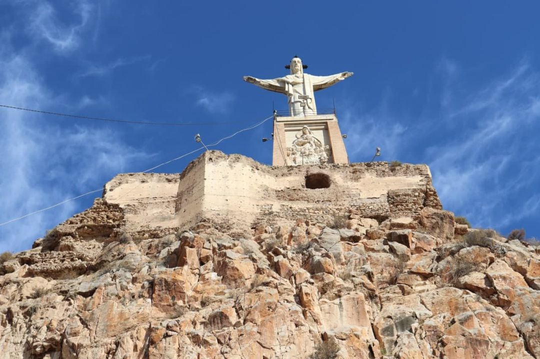 Detalle de la instalación eléctrica con focos y cables en el castillo de Monteagudo