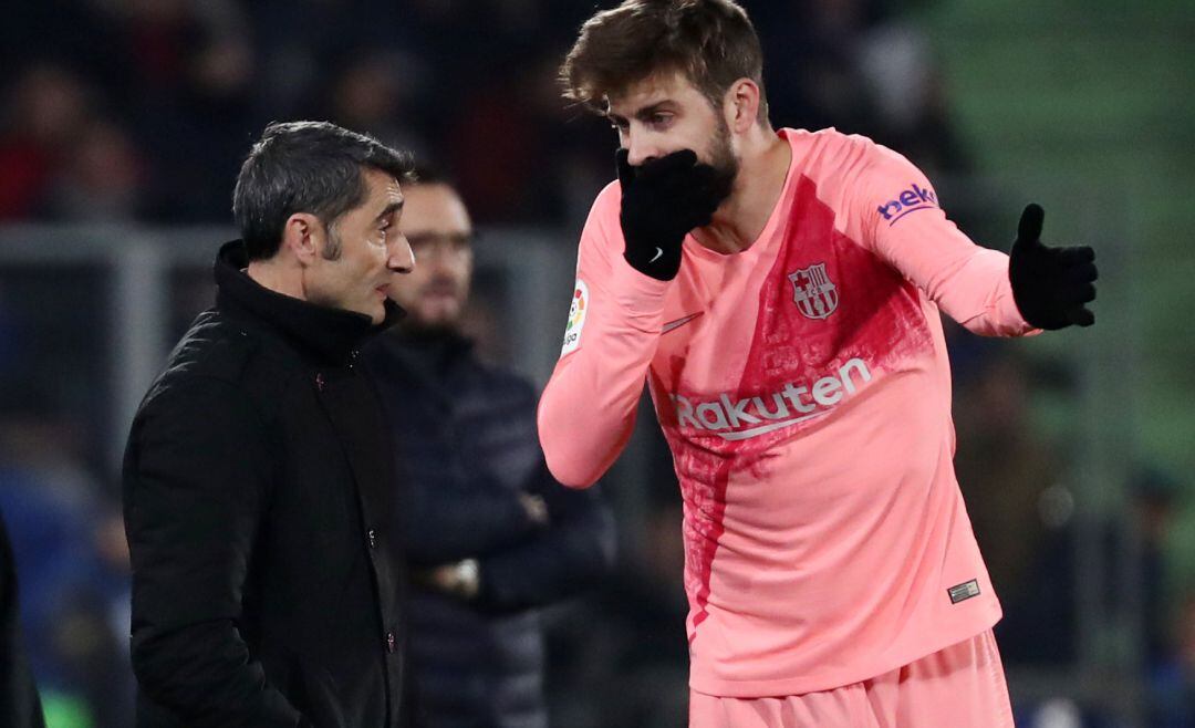 Gerard Piqué conversa con Valverde durante el encuentro entre el Getafe y el Barcelona.