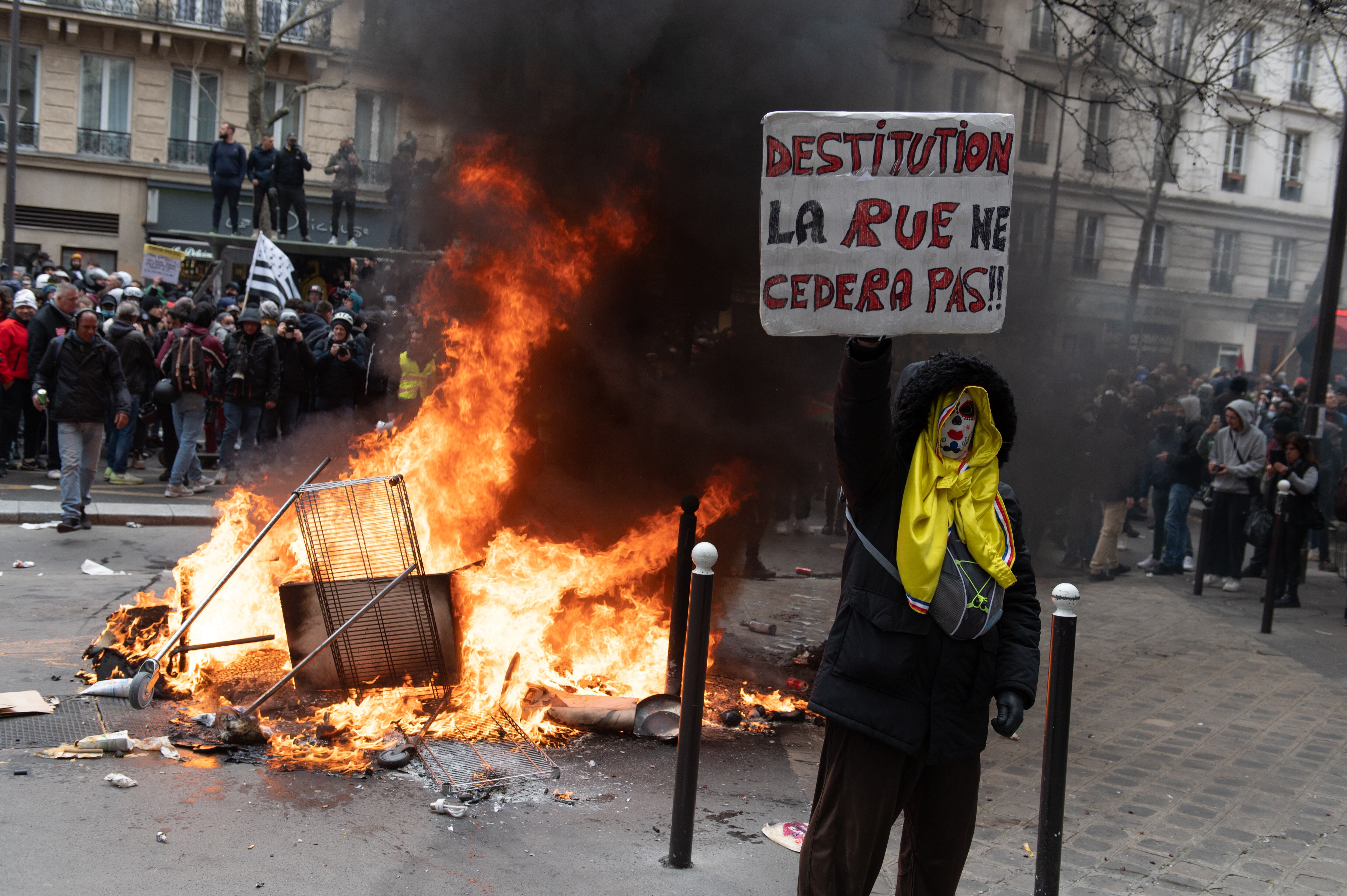 Miles de personas protestan contra la reforma de pensiones de Macron este martes en París