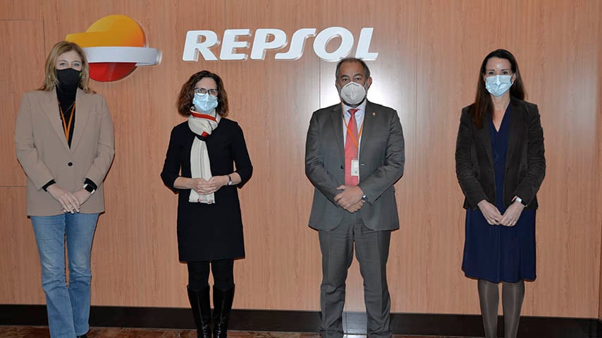 Rosa Juárez y Julián Garde, ambos en el centro, en las instalaciones de Repsol en Puertollano