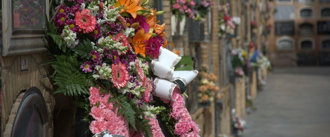 Ramo de flores en un cementerio