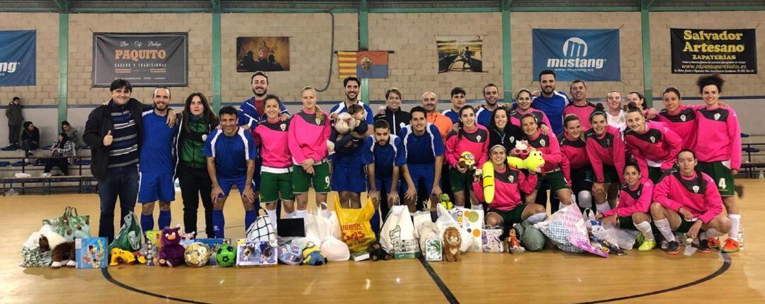 El Joventut y los informadores posan con los juguetes recogidos