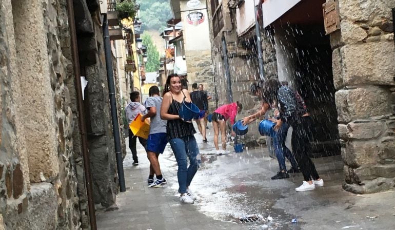 Fiesta del agua en Molinaseca