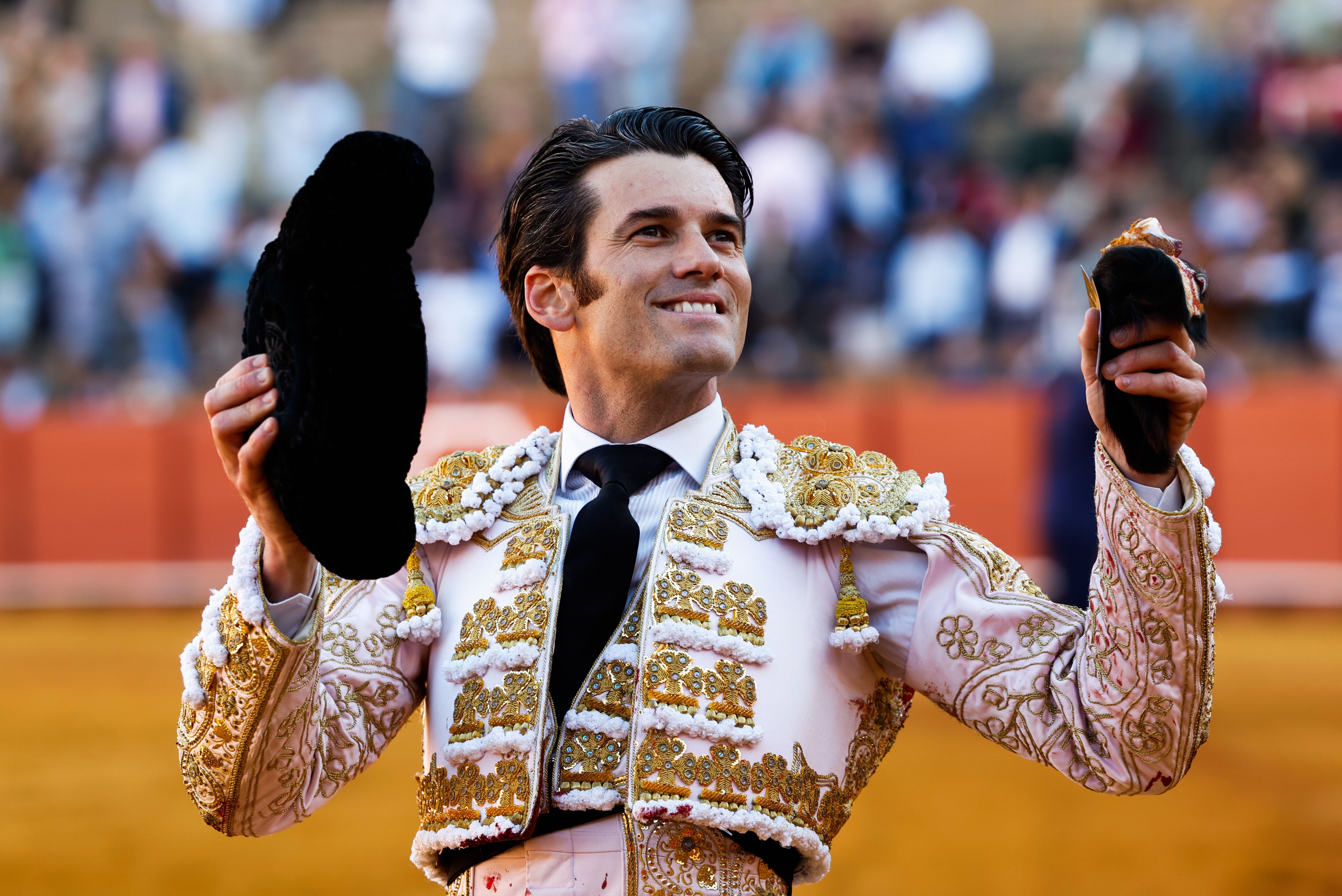 SEVILLA, 09/04/2024.- El torero José Garrido corta una oreja con su primer toro, de la ganadería de Santiago Domecq, este martes en la plaza de toros de la Maestranza en Sevilla. EFE/Julio Muñoz
