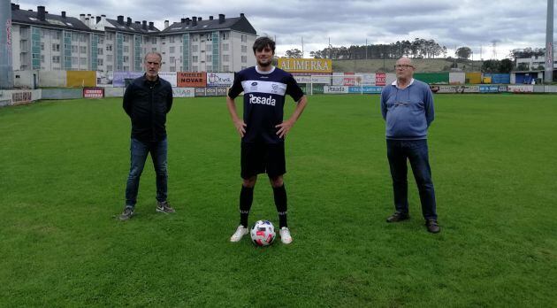 Míchel flanqueado por su entrenador, Oli (i) y el presidente, Luis Gallego (d).