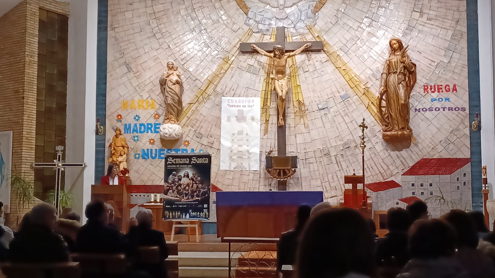 Presentación del cartel de la Semana de la Santa 2024 Aranda en la iglesia de Santa Catlina