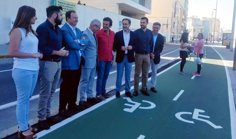 Momento de la inauguración del primer tramo abierto en el carril bici de Cádiz