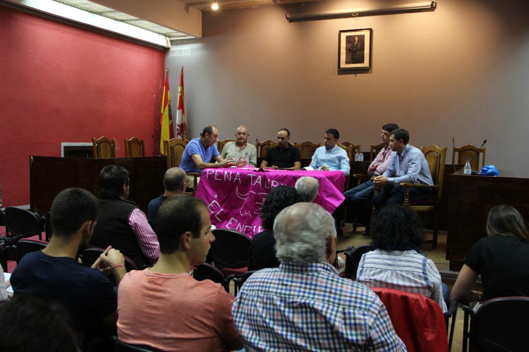 Participantes y público asistente al XVI Foro de los Encierros en el salón de plenos del Ayuntamiento