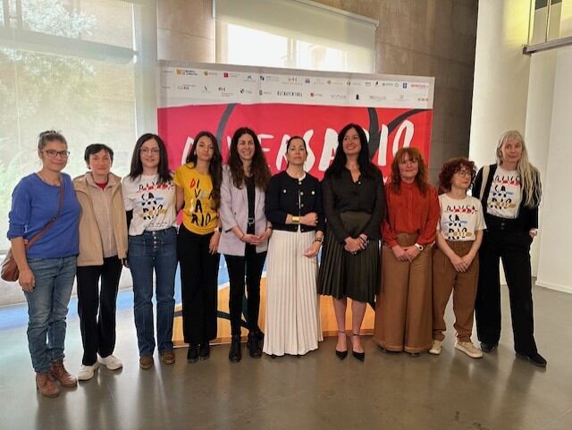 Representantes de Diversario y autoridades