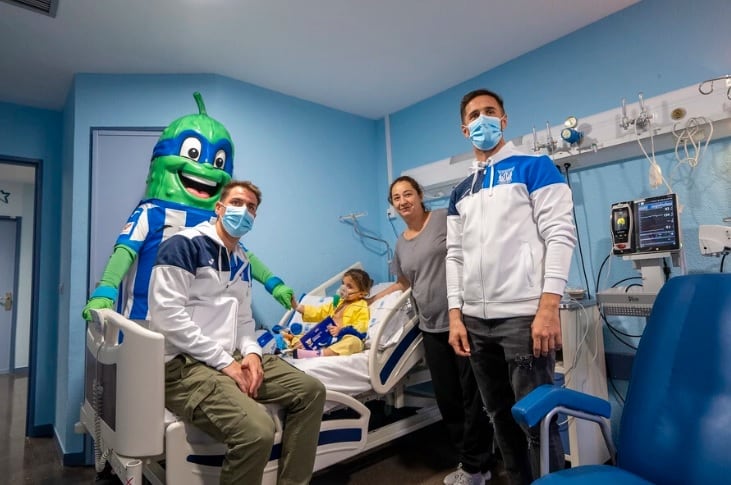 Los jugadores del CD Leganés han visitado varias habitaciones del Hospital Severo Ochoa en estas fiestas navideñas