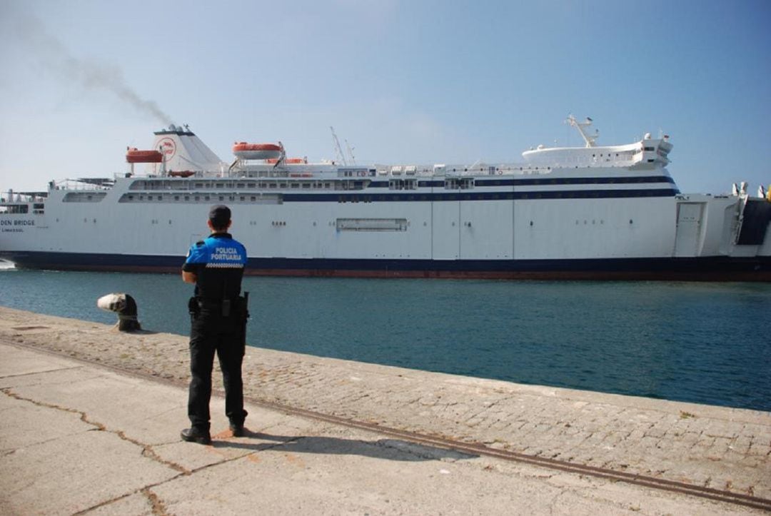 Buque que realiza el trayecto Motril- Melilla entrando en el Puerto de Motril