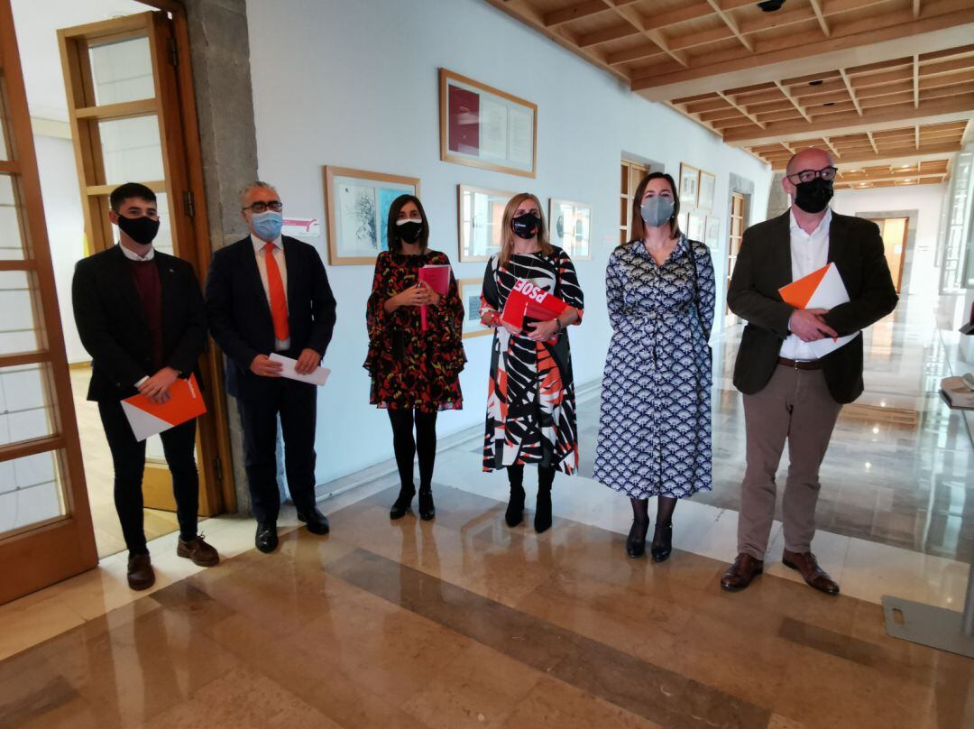 Grupo parlamentario Ciudadanos con la consejera de Economía y Hacienda