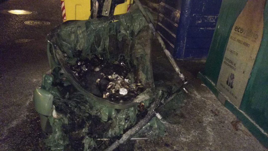 Contenedor calcinado en la calle Obispo Fonseca de Palencia