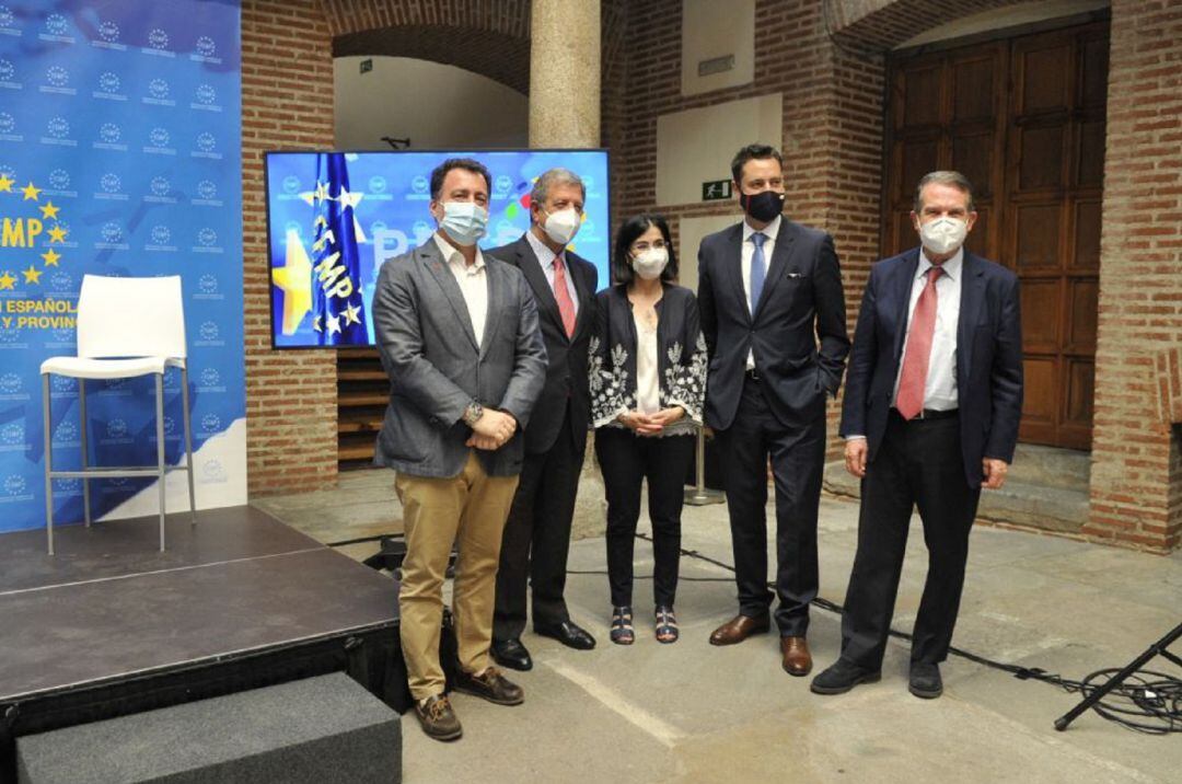 Abel Caballero la ministra de sanidad en la presentación con los alcaldes de Rivas-Vaciamadrid, Villanueva de la Cañada y Burgos