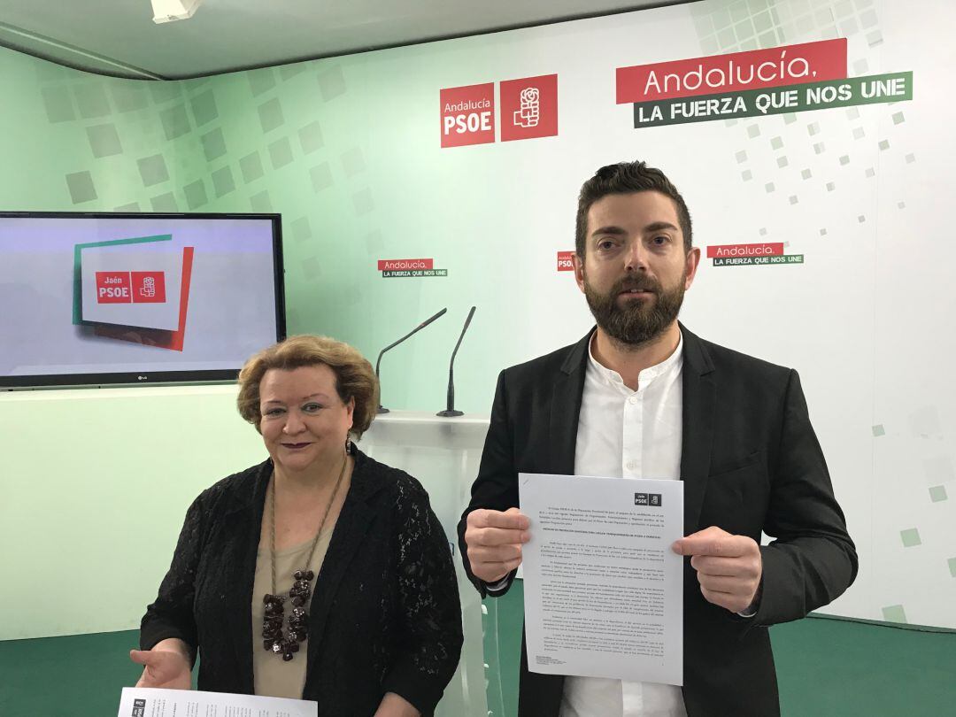 Pilar Parra y Francisco Cantero presentan la propuesta a los medios.