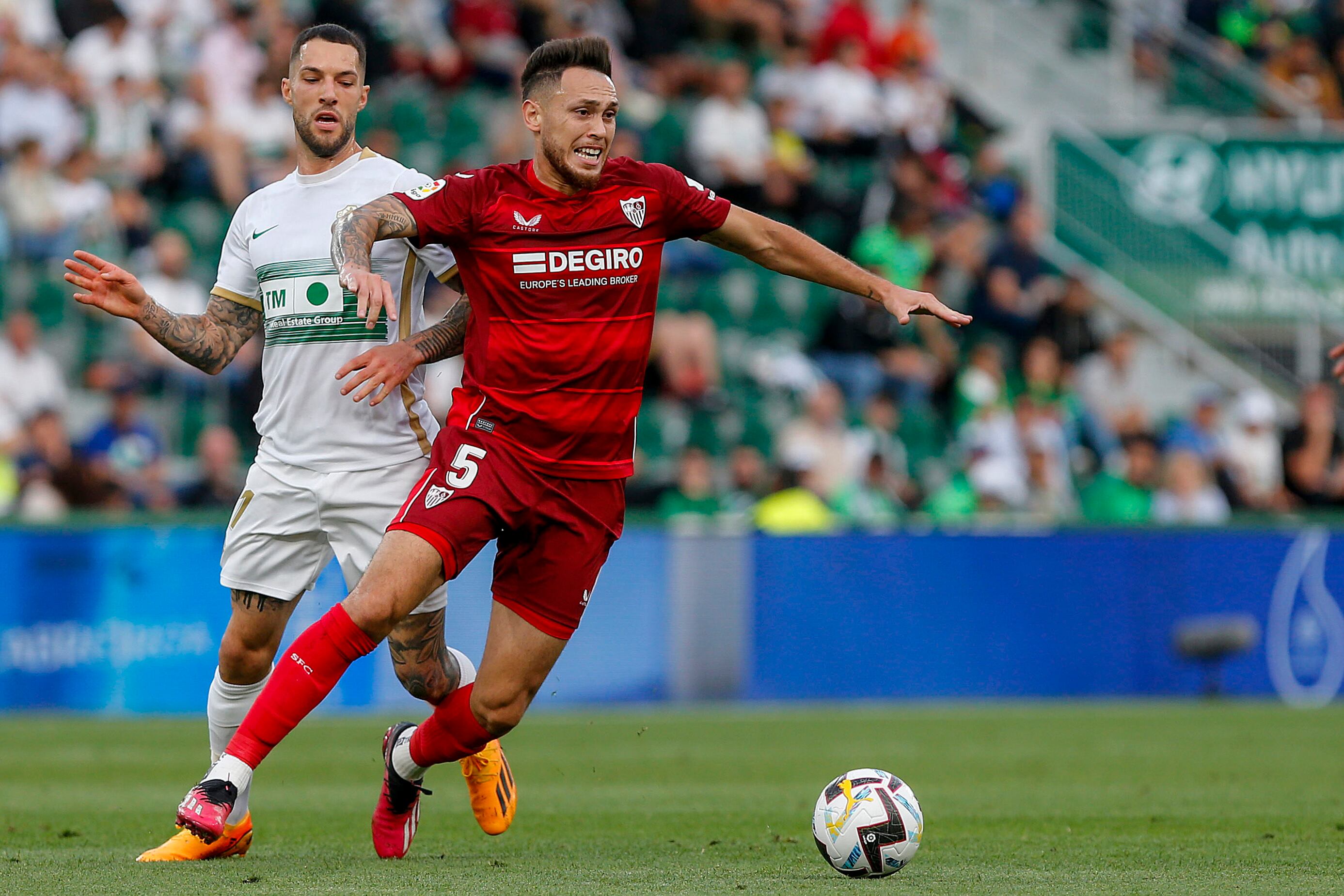 ELCHE (ALICANTE), 24/05/2023.- El centrocampista argentino del Sevilla Lucas Ocampos (d) se va de Tete Morente, del Elche, durante el encuentro de LaLiga Santander entre Elche y Sevilla, en el estadio Martínez Valero de Elche. EFE/Manuel Lorenzo
