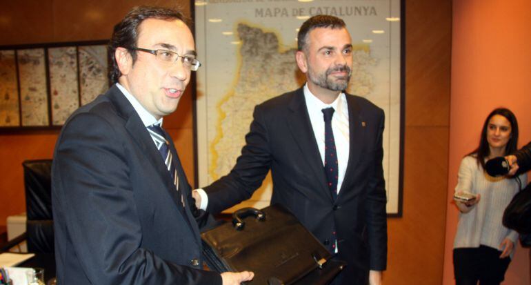 El conseller de Territori i Sostenibilitat, Josep Rull, ha rebut de mans de Santi Vila la cartera de Territori i Sostenibilitat aquest dijous 14 de gener
