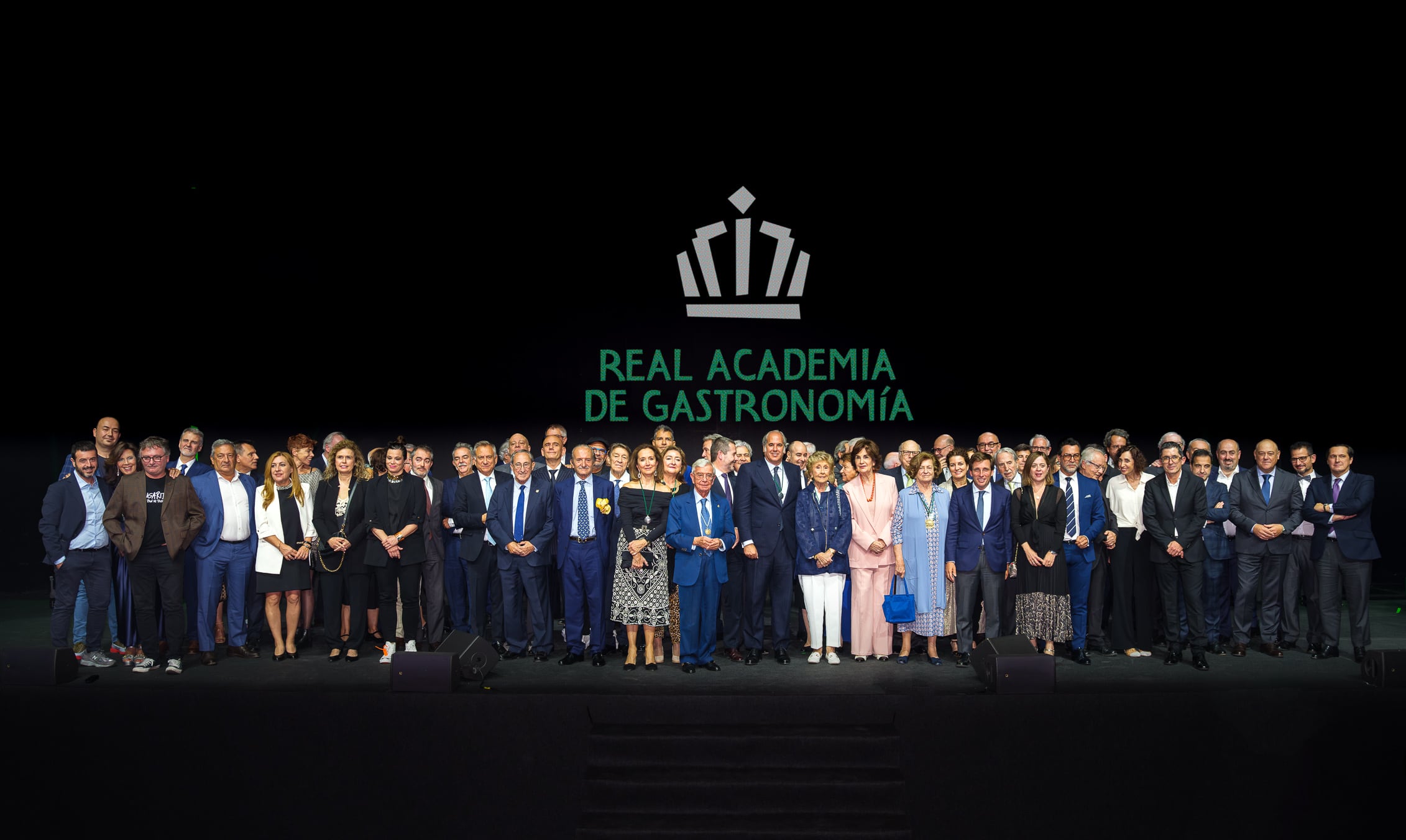 Los asistentes premiados anteriormente por la Real Academia de Gastronomía se hicieron una foto de familia en el Teatro Real.