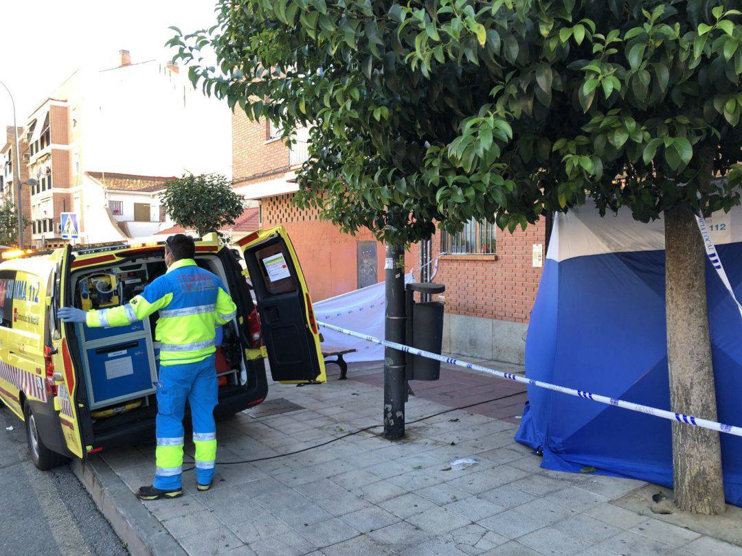 Sanitarios trabajando en el lugar de la pelea