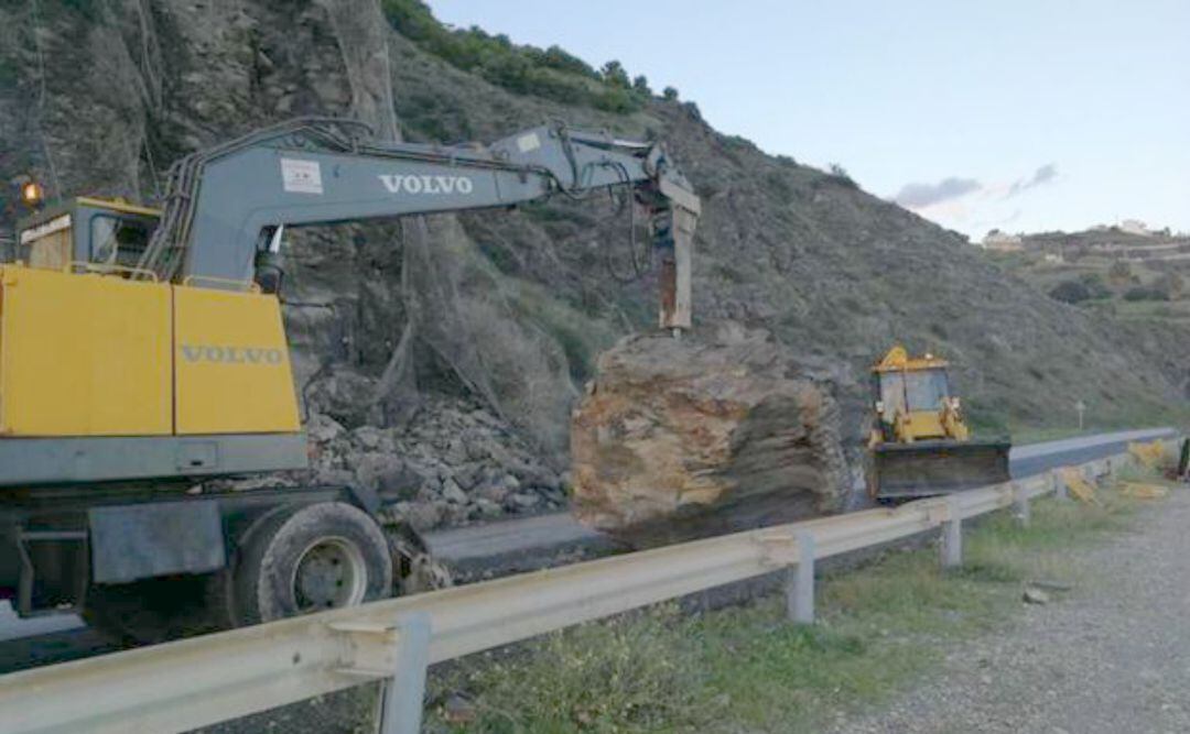 Operarios retiran la gran roca en la carretera N-340