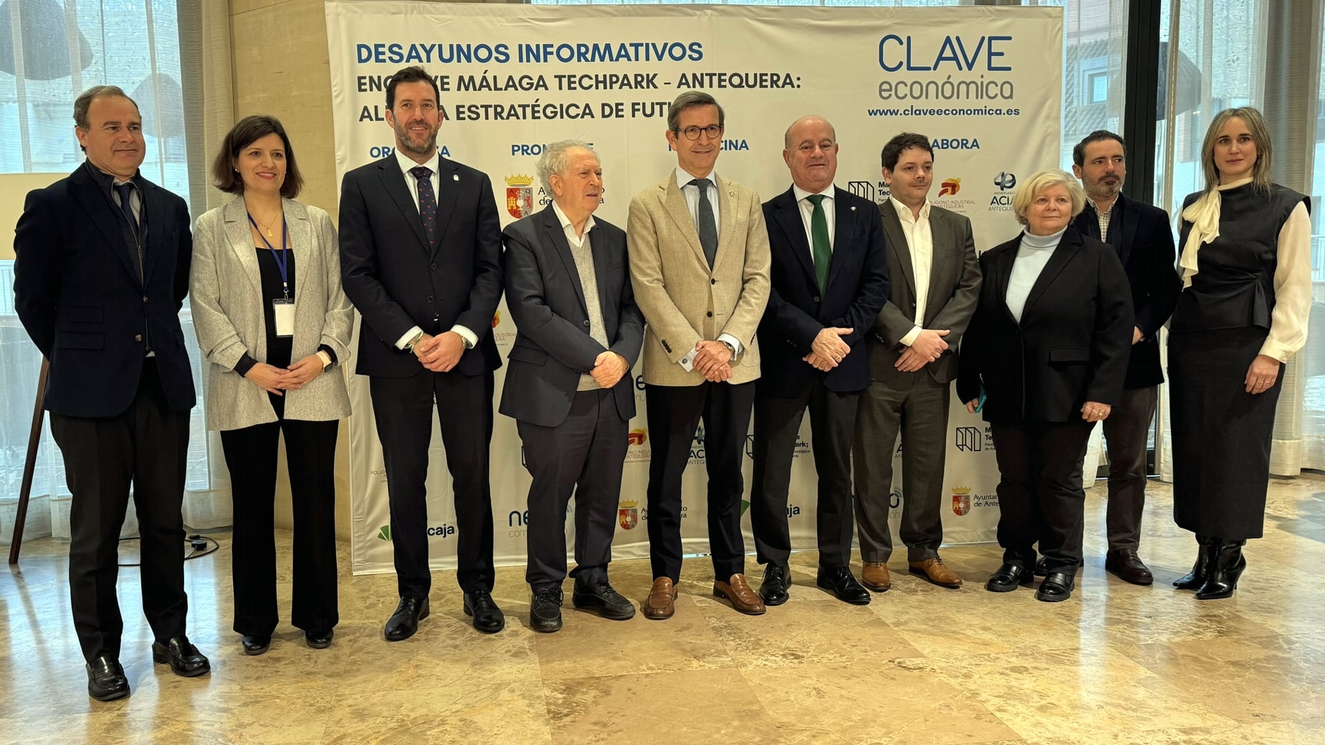Foto de familia de los participantes en el desayuno informativo organizado por Clave Económica