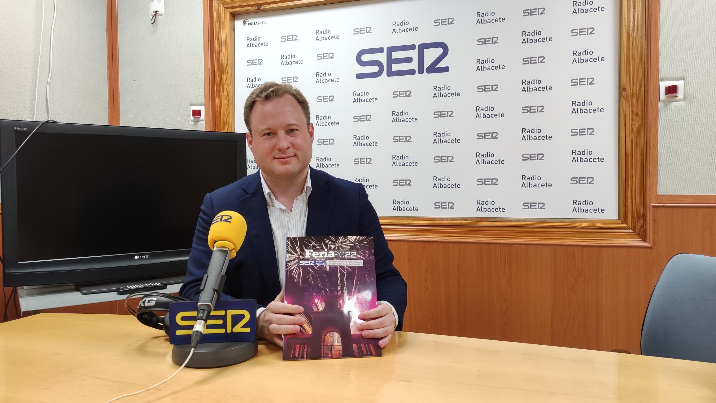 Vicente Casañ con la revista de la Feria de Radio Albacete