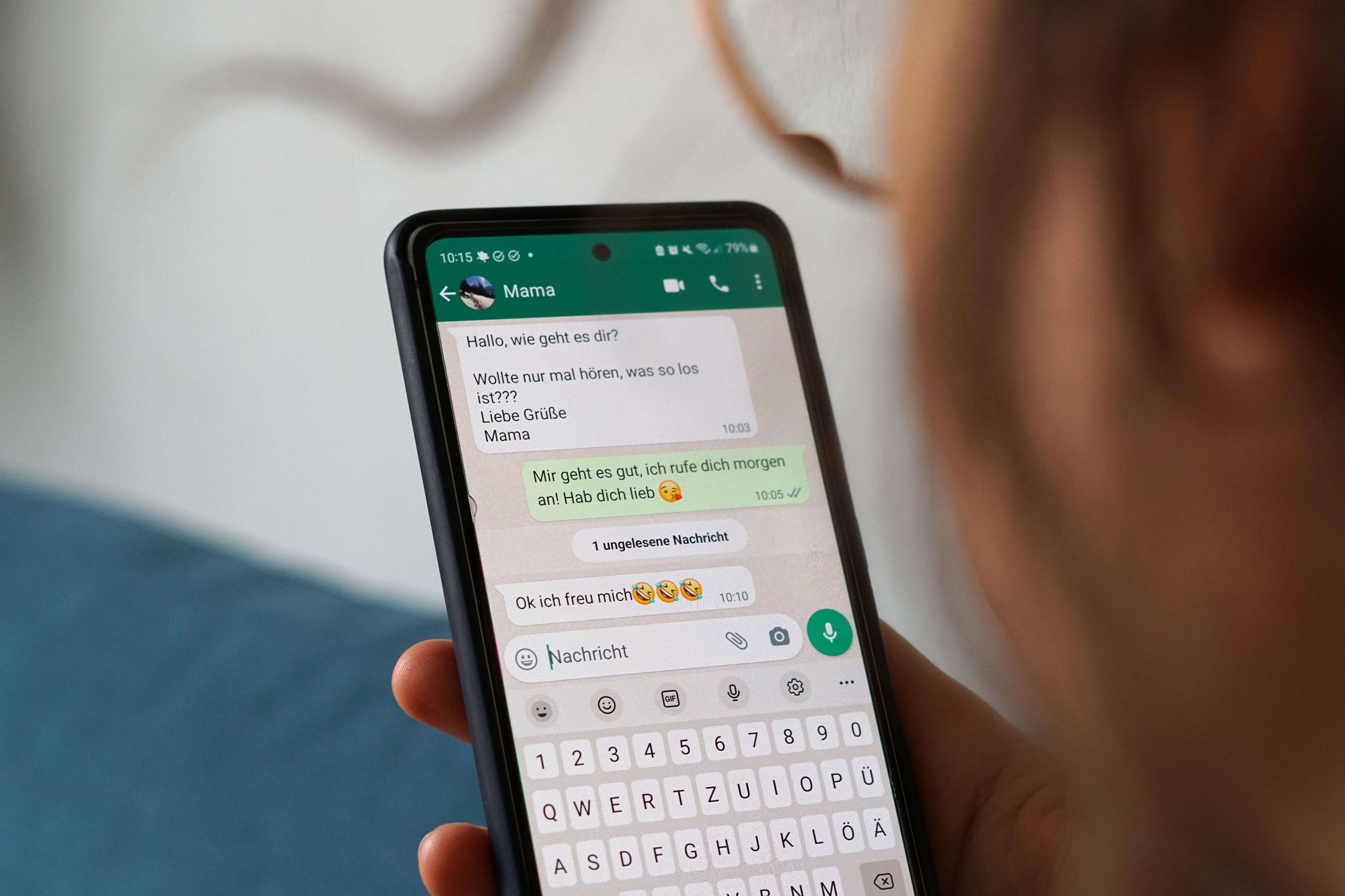 Una mujer lee los mensajes de Whatsapp de su madre.