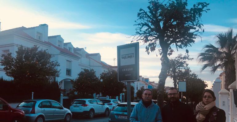 De izquierda a derecha el presidente de la Asociación de Vecinos Fuente del Árbol, Enrique Ramírez, y los concejales socialistas Carlos Alberca y África Colomo.