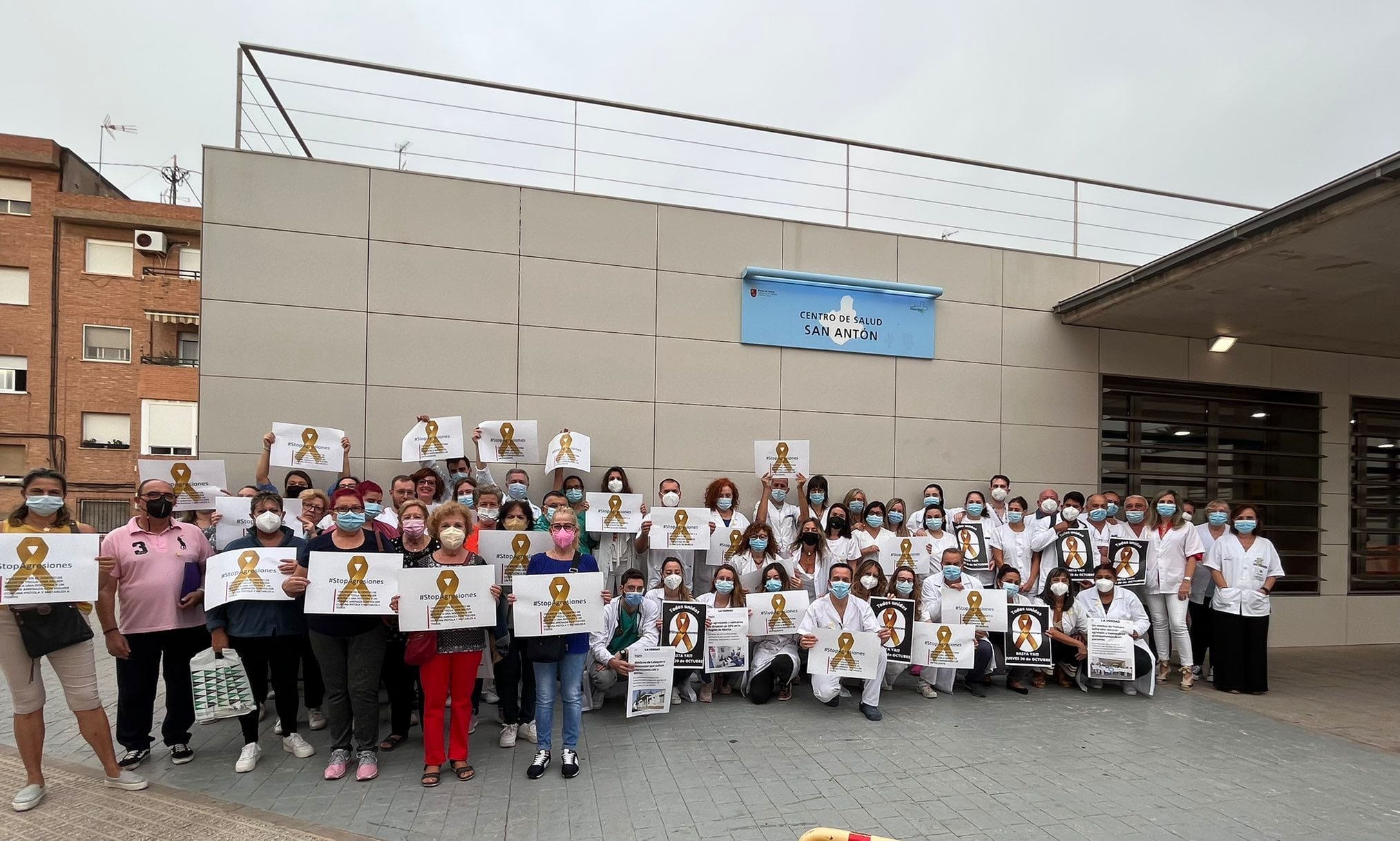 Concentración contra las agresiones al personal sanitario en el Centro de Salud de San Antón (Murcia)