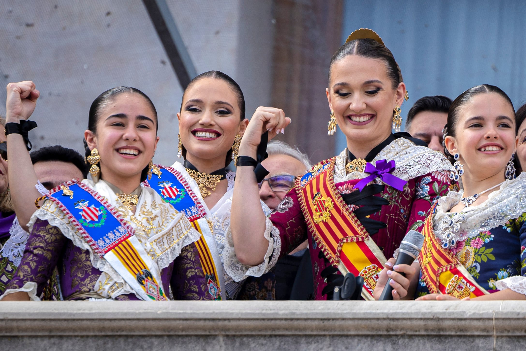 La fallera mayor de Valencia, Laura Mengó (d) realiza con el brazo una señal de empoderamiento desde el balcón del Ayuntamiento durante el disparo de la mascletá de hoy, 8M Día de la Mujer.