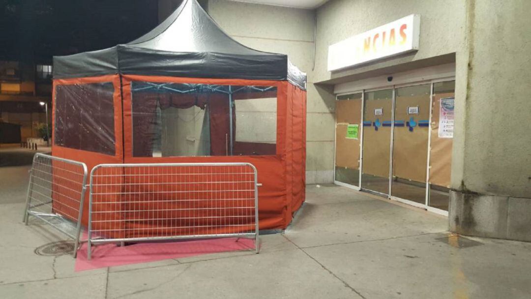 Carpa de triaje colocada en la entrada de urgencias del hospital Santos Reyes tras la nueva organización por la pandemia
