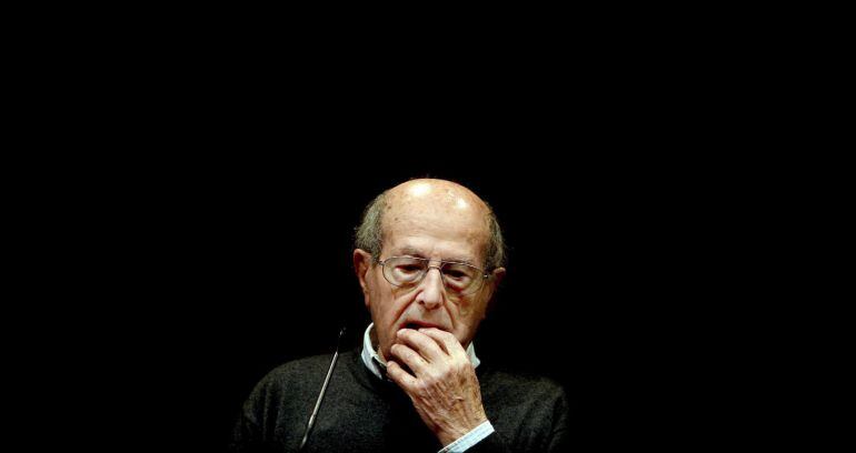 GRA222. BARCELONA (ESPAÑA), 02/04/2015.- Imagen de archivo datada el 22 de enero del 2009 del director de cine portugués Manoel de Oliveira en Barcelona, España. Manoel de Oliveira falleció hoy 2 de abril del 2015 a los 106. EFE/Alberto Estevez