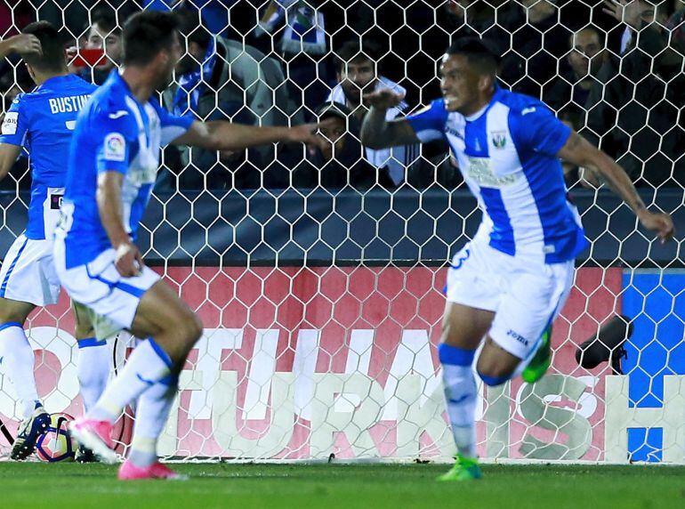 Los jugadores del Leganés celebran el gol.