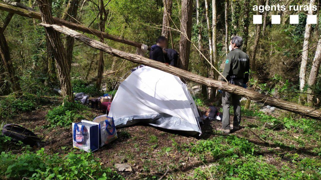 Agents Rurals denunciant un individu que ha plantat una tenda en un paratge natural durant l'estat d'alarma
