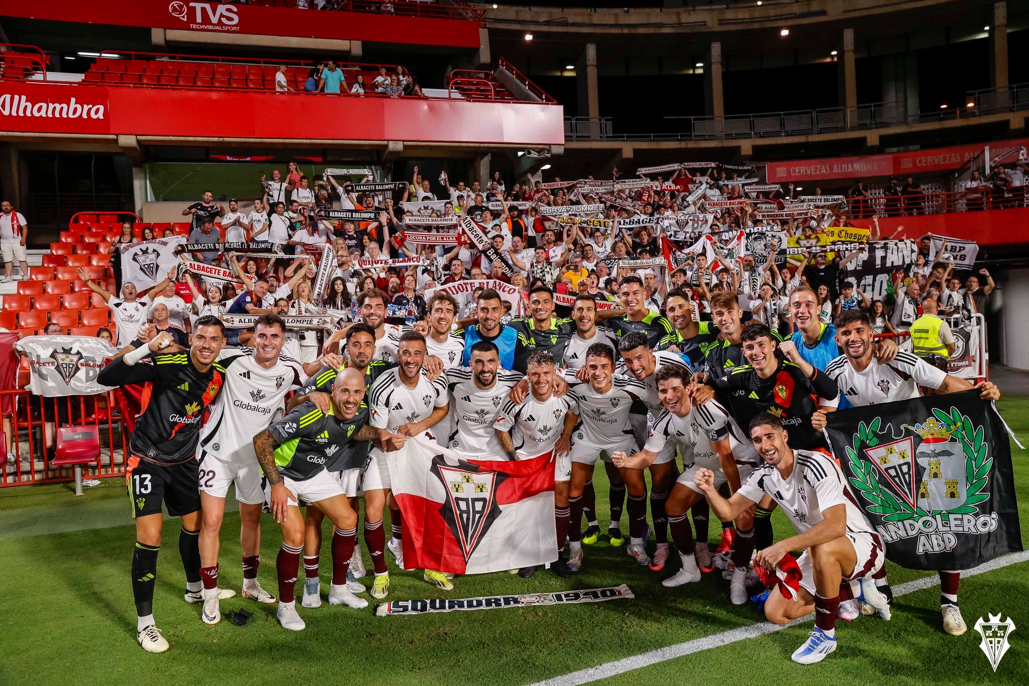 Los jugadores del Albacete celebran la victoria en Granada