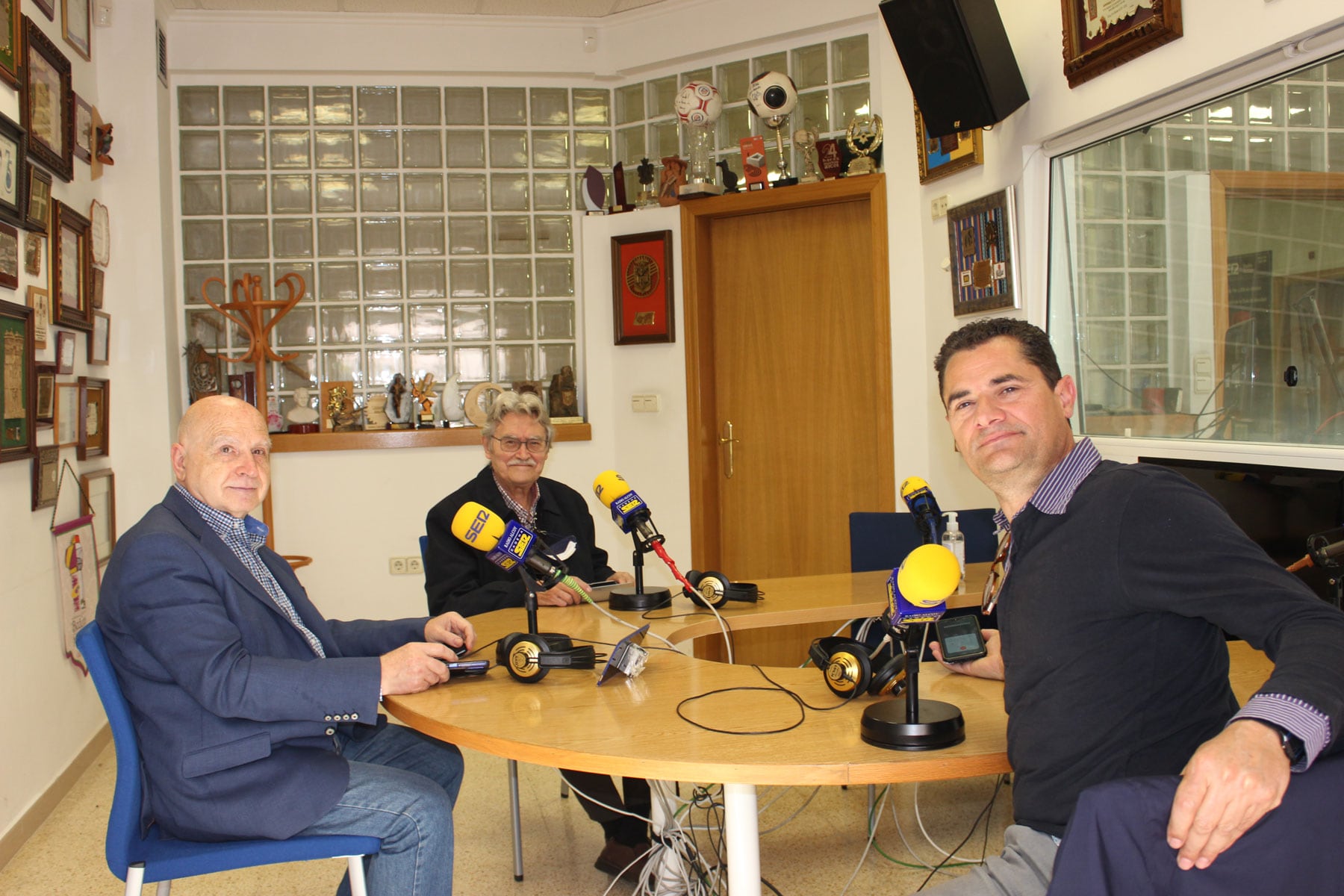 Roberto Chazarra, Luis Llorens y Pablo Granados, en el estudio central de Radio Alcoy