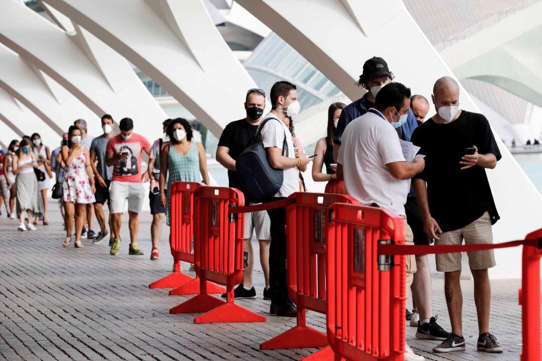 Un grupo de personas espera su turno para poder vacunarse en la Ciudad de las Artes y las Ciencias. 