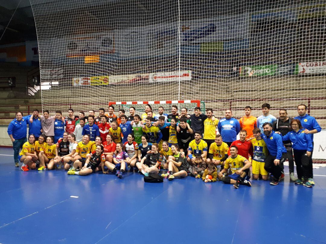 Los participantes en la presente edición del partido del turrón en foto de familia sobre la pista del Príncipe de Asturias.